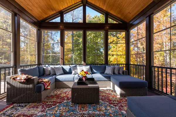 舒适的门廊 有现代家具 花瓶里有花束 背景是秋天的树叶和树林 — 图库照片