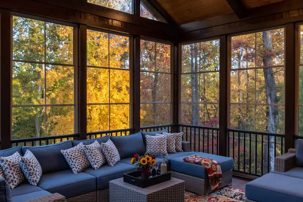 清晨舒适的遮蔽门廊 雨点落在窗上 秋天的树叶和树林里 — 图库照片