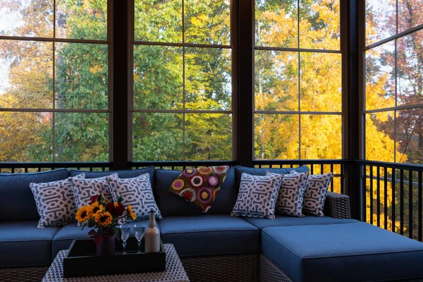 清晨舒适的遮蔽门廊 雨点落在窗上 秋天的树叶和树林里 — 图库照片