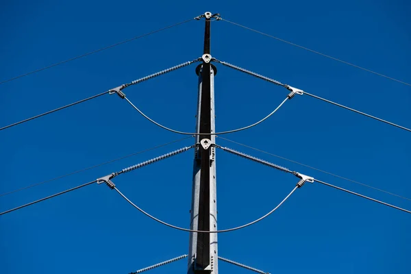 晴れた日と青空の下から撮影された高電圧電源ラインタワー — ストック写真