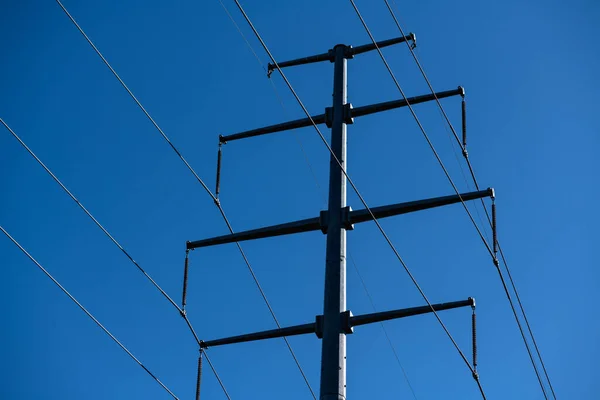 Güneşli Bir Günde Mavi Gökyüzünde Yüksek Voltajlı Elektrik Hattı Kuleleri — Stok fotoğraf