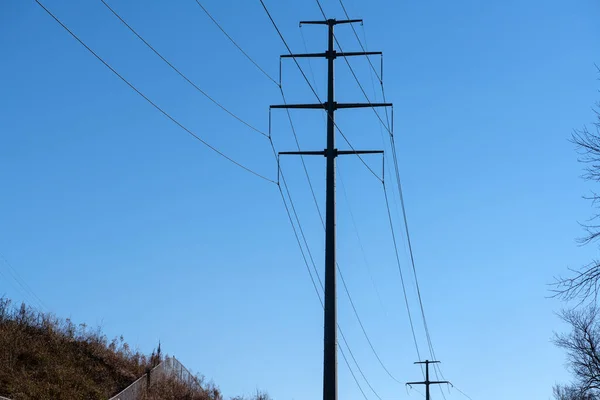 Güneşli Bir Günde Mavi Gökyüzünde Yüksek Voltajlı Elektrik Hattı Kuleleri — Stok fotoğraf