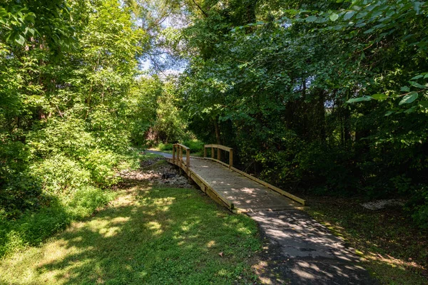 Suburban Trail Walkway Wooden Bridge Creek — Stock Photo, Image