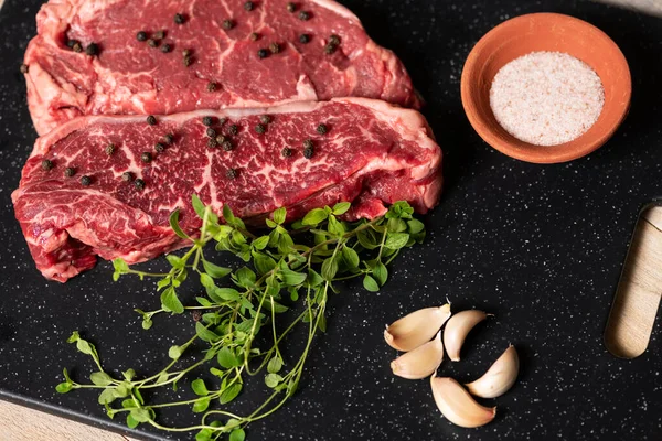 Zwei Roh Marmorierte Rindersteaks Fertig Zum Kochen Mit Frischem Oregano — Stockfoto