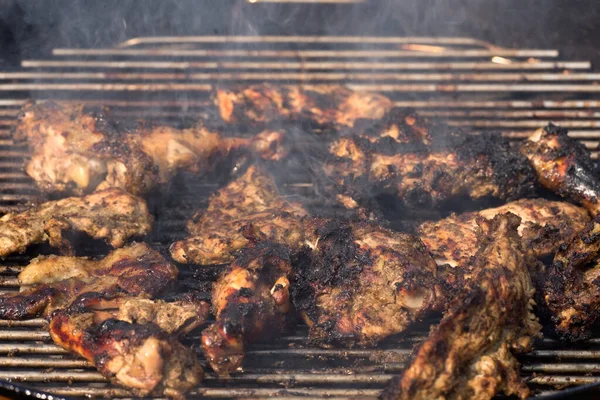 Grilling Tradicional Jamaicano Picante Idiota Frango Com Mais Fogo Carvão — Fotografia de Stock