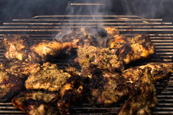 Grilling Tradicional Jamaicano Picante Idiota Frango Com Mais Fogo Carvão — Fotografia de Stock
