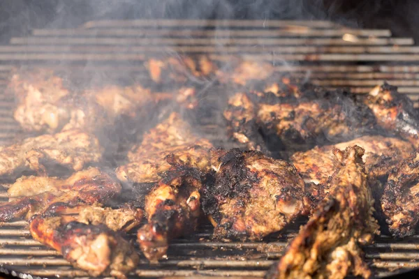 Grilling Tradicional Jamaicano Picante Idiota Frango Com Mais Fogo Carvão — Fotografia de Stock