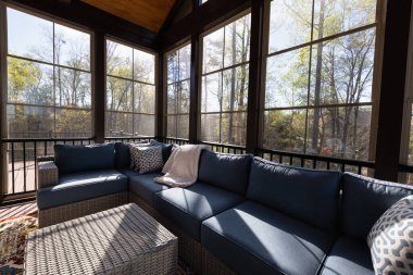 Baharda sundurmada rahat, arka planda çiçek açan ağaçlarla dolu..