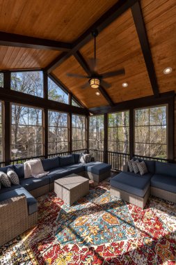 Baharda sundurmada rahat, arka planda çiçek açan ağaçlarla dolu..