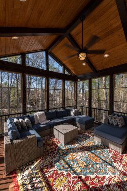 Baharda çağdaş sundurma, arka planda çiçek ağaçlarıyla dolu..