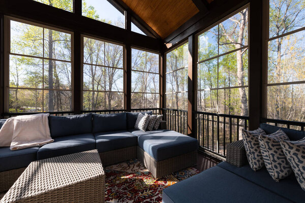 Уютное крыльцо весной, полное цветущих деревьев на заднем плане.