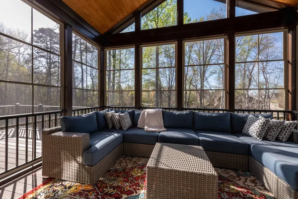 Baharda sundurmada rahat, arka planda çiçek açan ağaçlarla dolu..