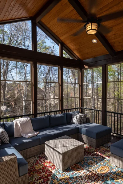 Baharda sundurmada rahat, arka planda çiçek açan ağaçlarla dolu..