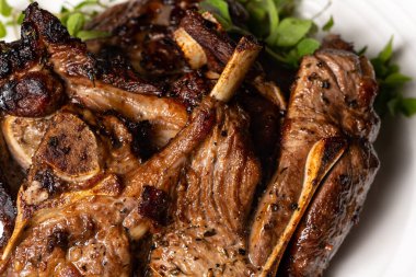 Pişmiş kuzu fileto pirzolası ve biberiye..