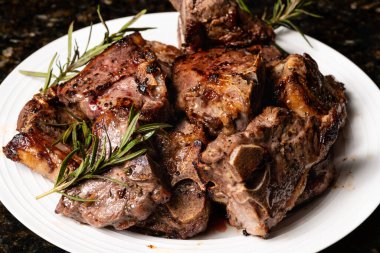 Pişmiş kuzu fileto pirzolası ve biberiye..