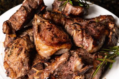 Pişmiş kuzu fileto pirzolası ve biberiye..