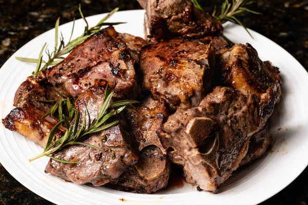 Pişmiş kuzu fileto pirzolası ve biberiye..