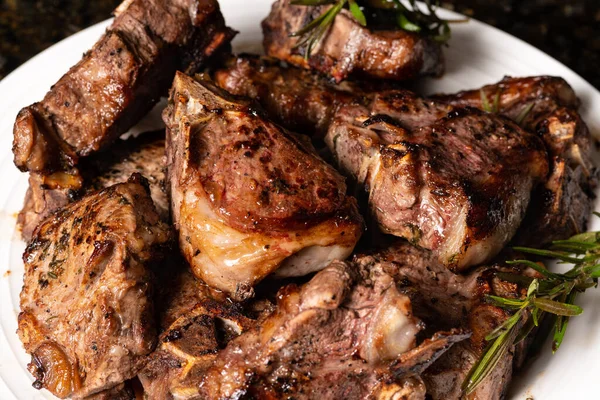 Pişmiş kuzu fileto pirzolası ve biberiye..