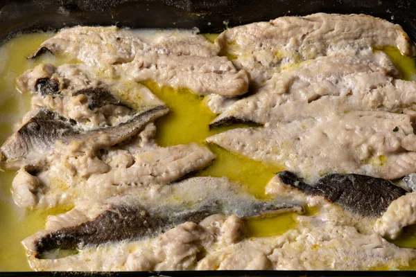 Filety Białych Ryb Pieczone Piekarniku Przyprawami Szklanej Tacy Koncepcja Gotowania — Zdjęcie stockowe