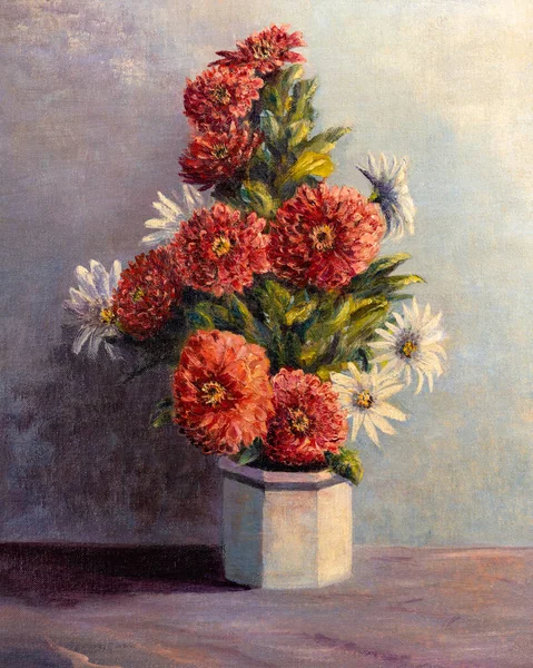 油画描绘了一个白色花瓶中的红色菊花和白色花瓣 — 图库照片