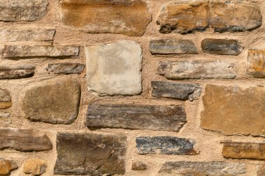 Kalın harç ve pürüzlü yüzeyi olan eski taş duvarları kapatın..