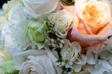 Beyaz ve pembe güllü güzel bir düğün buketi, yakın plan. Çiçek arkaplanı ve dokusu.