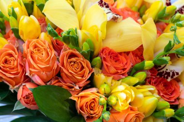 Turuncu güllü güzel bir düğün buketi, yakın plan. Çiçek arkaplanı ve dokusu.