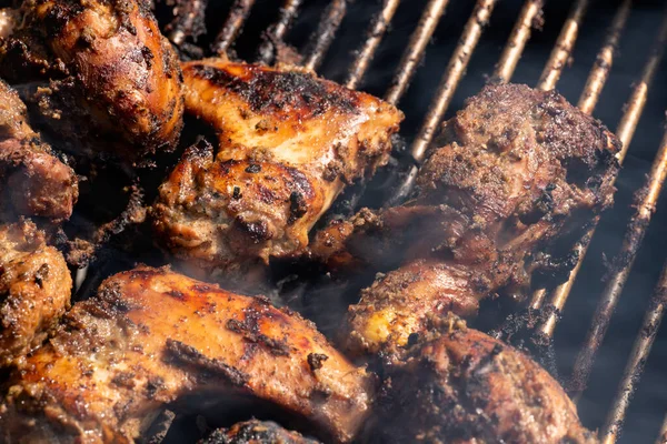 Grilling Tradicional Jamaicano Picante Idiota Frango Com Mais Fogo Carvão — Fotografia de Stock