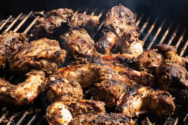 Grillen Traditioneller Jamaikanischer Würze Jerk Chicken Mit Über Holzkohlefeuer — Stockfoto