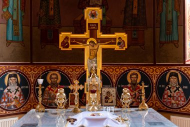 Romanya 'nın Maramures bölgesinde İsa' yı arka planda bir ahşap kiliseyle resmeden geleneksel mezarlık haçı. INRI, Leesus Nazarenus 'tan, Rex Iudaeorum' dan, yani Nasıralı İsa 'dan, Yahudilerin Kralı' ndan bahseder..