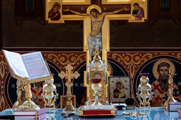 전통적 유물들 화려하게 장식된 십자가와 정통파 교회의 안에서 — 스톡 사진