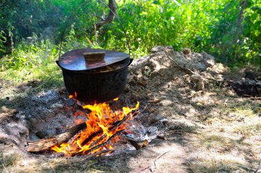 Pot ile sıcak yemek açık