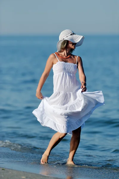 Jeune femme heureuse sur la plage en été — Photo