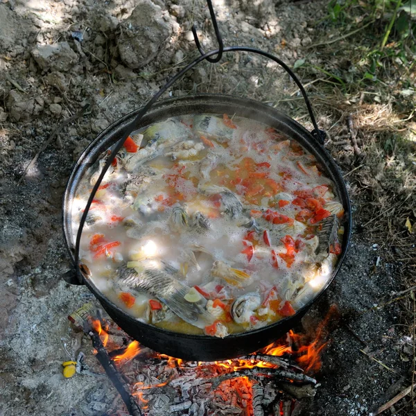 Pot avec nourriture chaude en plein air — Photo