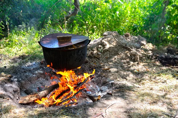 Pentola con cibo caldo all'aperto — Foto Stock