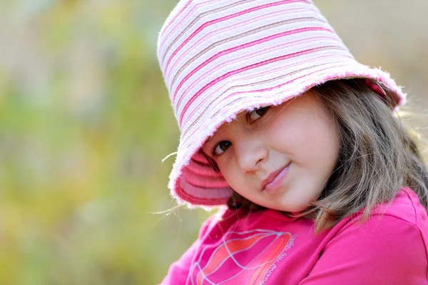 Cute dziewczynka w parku w jesieni — Zdjęcie stockowe