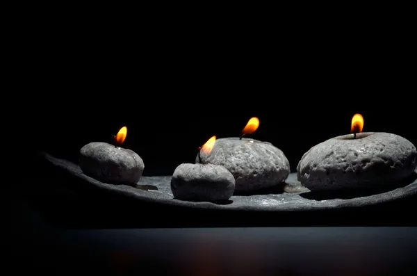 Brennende Kerzen isoliert auf schwarz — Stockfoto