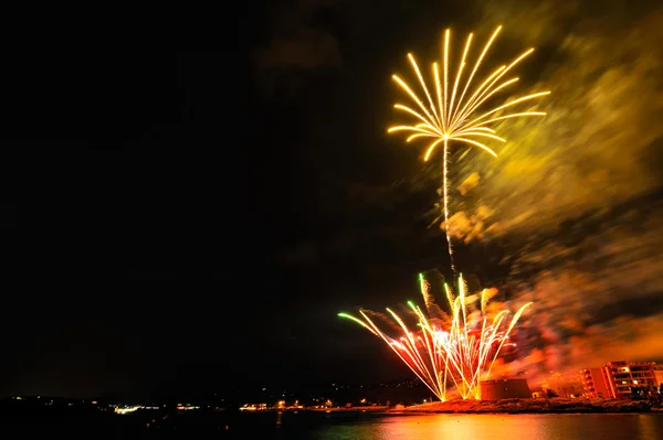 Kleurrijke vuurwerk — Stockfoto