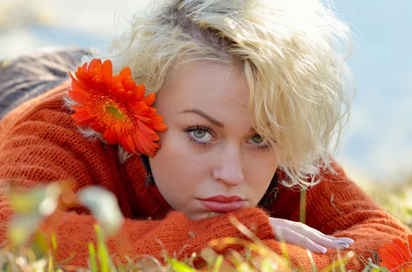 Jonge vrouw buiten in de herfst — Stockfoto