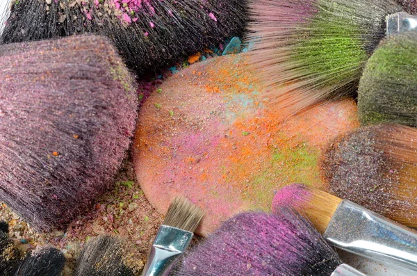 Кисть для макияжа на красочных измельченных тенях для век — стоковое фото