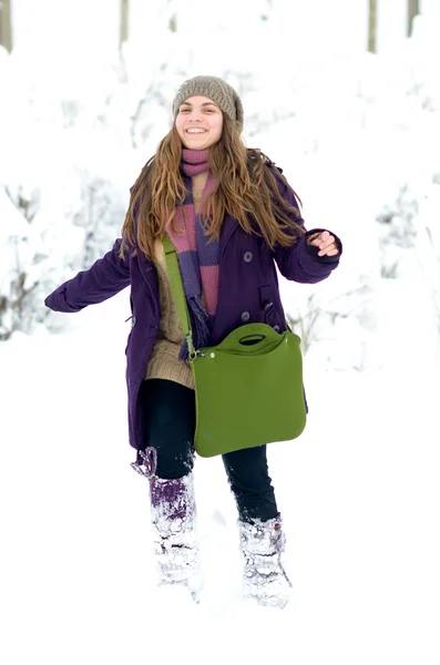 젊은 여자 겨울에 야외 — 스톡 사진