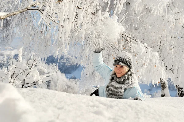 Jonge vrouw buiten in de winter — Stockfoto