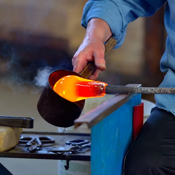 Produzione di vetro in un forno tradizionale italiano — Foto Stock