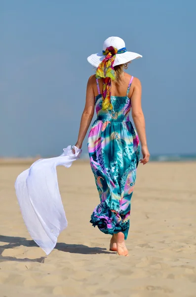 Junge Frau im Sommer am Strand — Stockfoto