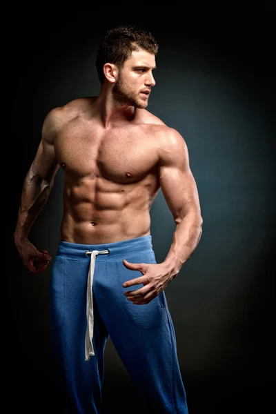 Athletic young man exercising — Stock Photo, Image