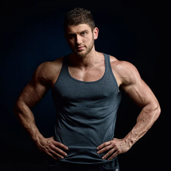atletik genç adam portresi