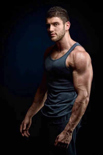 atletik genç adam portresi