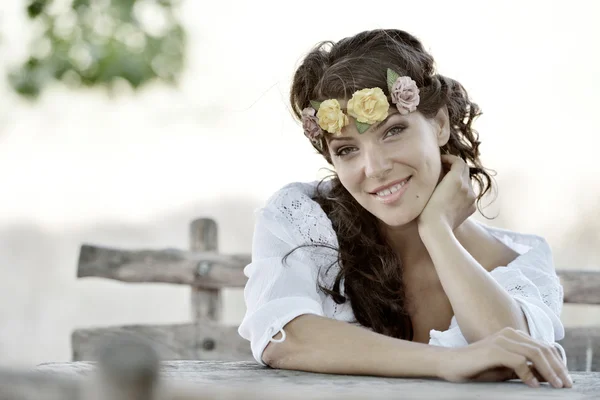 Jovem sorrindo mulher retrato ao ar livre — Fotografia de Stock