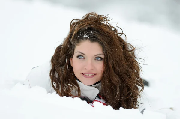 Mooie vrouw portret buiten — Stockfoto