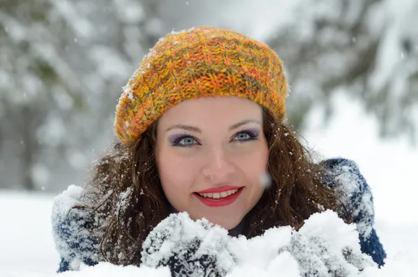 Hübsche Frau Porträt im Freien — Stockfoto